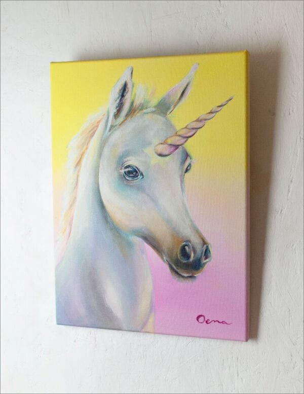 Spirituelle Kunst: Acrylbild auf Leinwand, weißes Einhorn Fohlen vor gelb-rosa Hintergrund