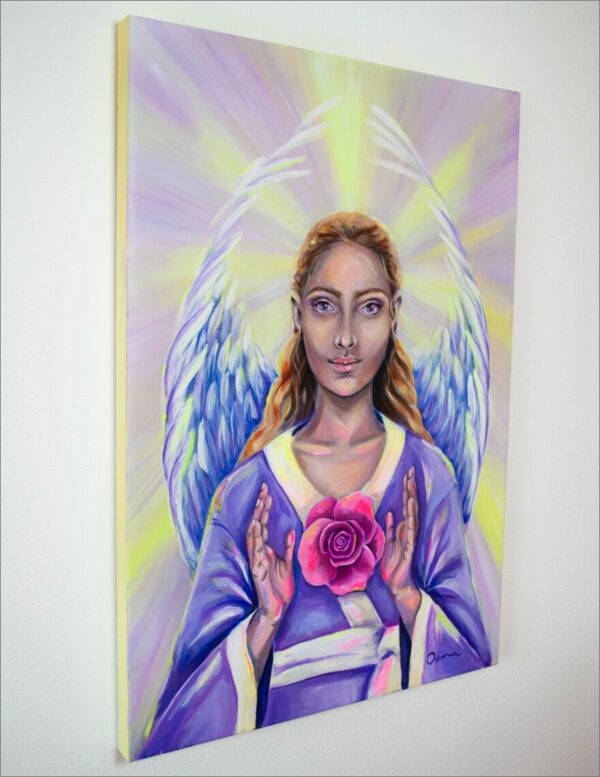Spirituelle Kunst: Acrylbild auf Leinwand, weiblicher Engel im lila Gewand mit Rosenblüte in den Händen vor gelb-lila Hintergrund mit Strahlen